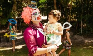 Children who were exposed to a medical clown intervention before bedtime, showed a delayed wake-up time of about 27 minutes.