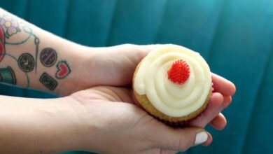 Vanilla cupcakes with raspberry filling