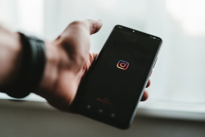 Making instagram stickers at home