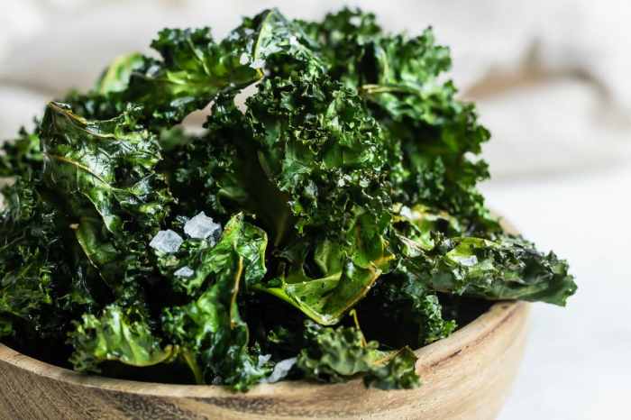 Homemade crispy kale chips