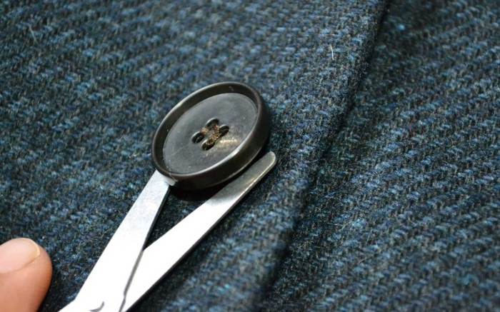 Quickly sew a flat or shank button