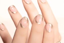 Gold daisy dot manicure