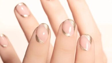 Gold daisy dot manicure