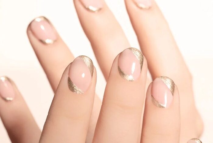 Gold daisy dot manicure