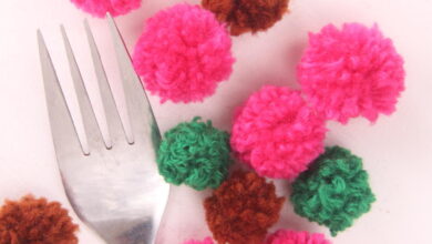 Mini pom pom pillow diy