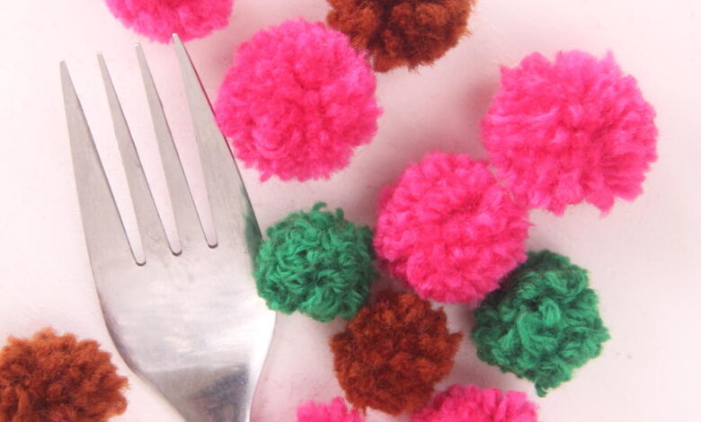 Mini pom pom pillow diy