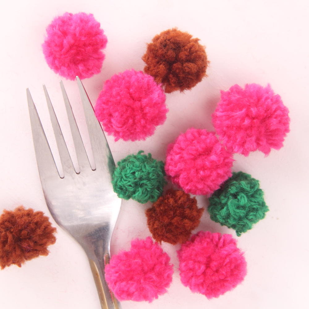 Mini pom pom pillow diy