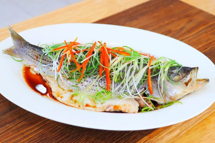Garlic asparagus steamed fish