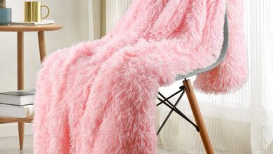 Color blocked furry blanket diy