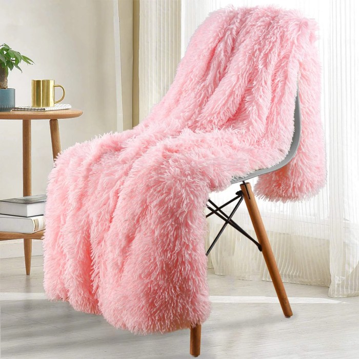 Color blocked furry blanket diy