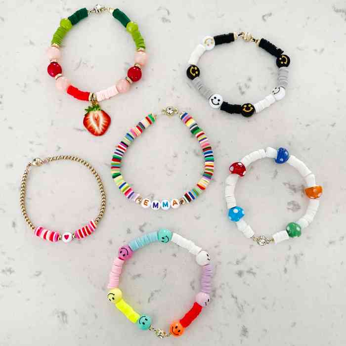 Pom pom bracelet diy