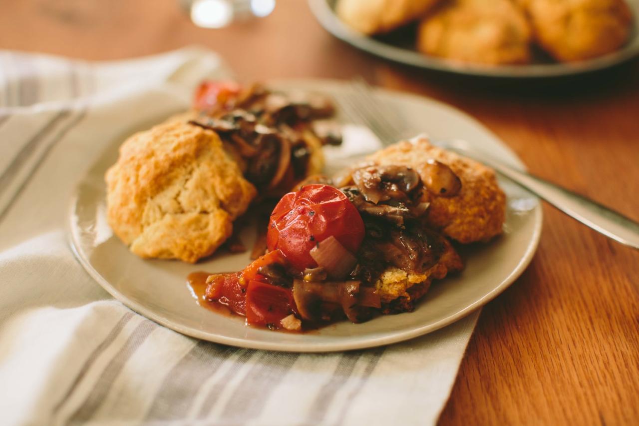 Buttermilk biscuits and mushroom gravy