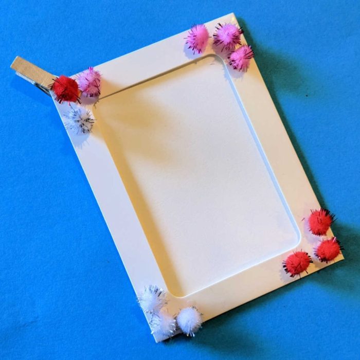 Pom pom photo frame diy