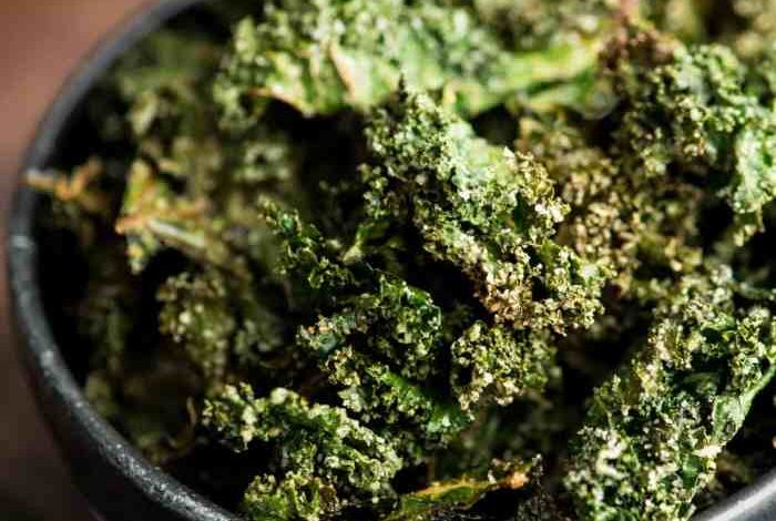 Homemade crispy kale chips