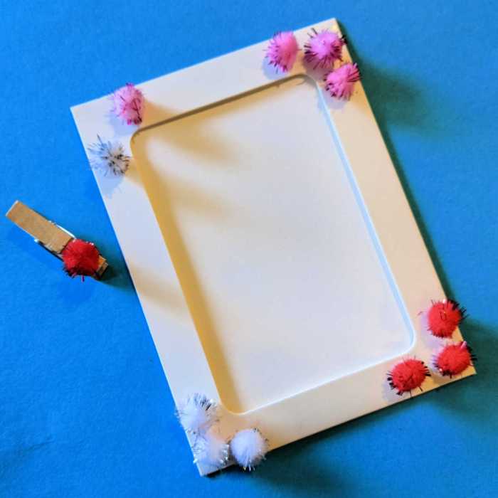 Pom pom photo frame diy