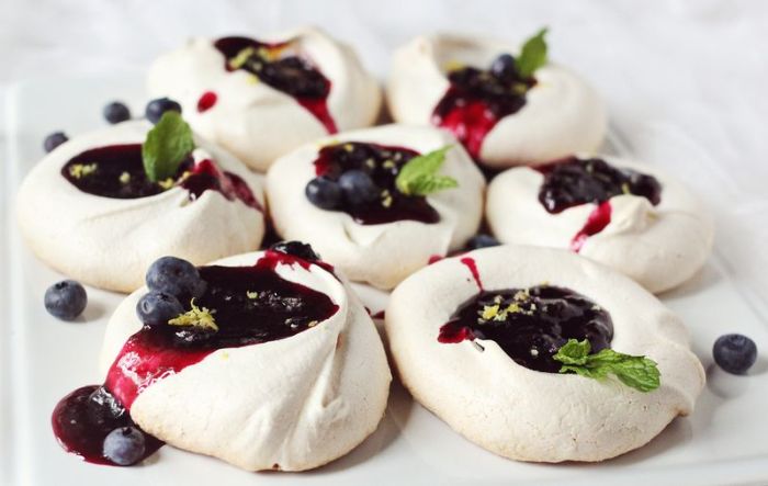 Pavlova with blueberry jam