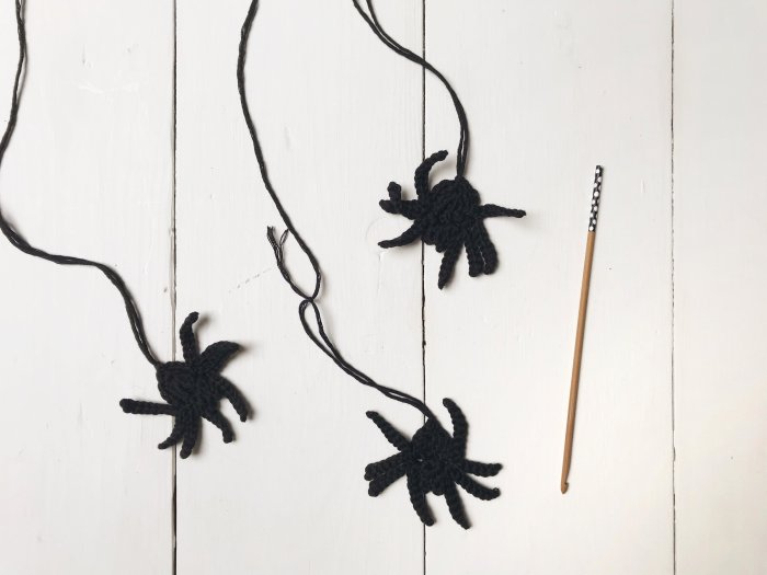 Easy spider garland diy