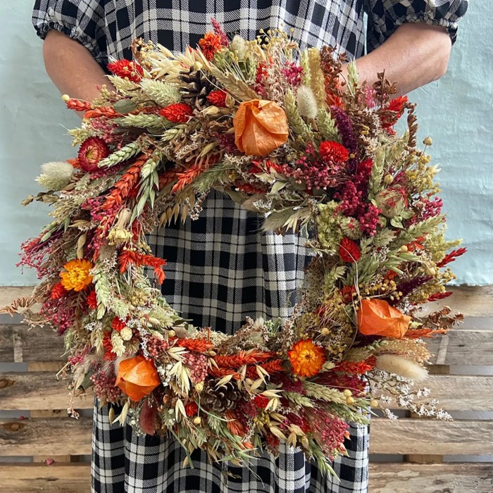 Wreath autumnal escapes workshops ease lockdown autumn dried flowers corn wheat conkers chestnuts acorns berries twigs grasses pumpkins cones vegetables
